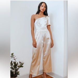 Lulu’s champagne jumpsuit in a size medium. Tried on once. Sold out on website.